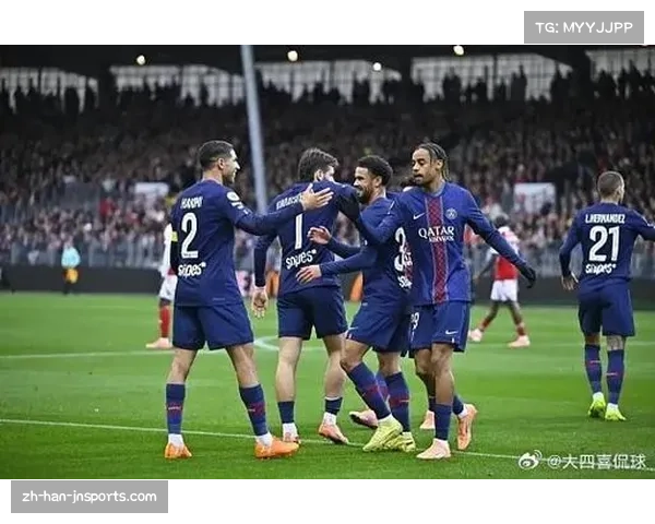 巴黎圣日耳曼客场防守漏洞频现 边后卫压上空当成对手反击走廊 巴黎圣日耳曼客场防守漏洞频现 边后卫压上空当成对手反击走廊